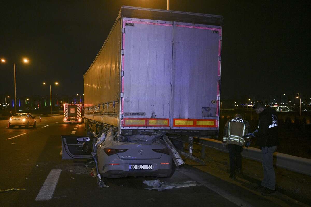 TIR’ın altına giren lüks otomobil, 2 kişiye mezar oldu 2